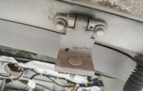 Volkswagen Golf V Tailgate/trunk/boot hinge