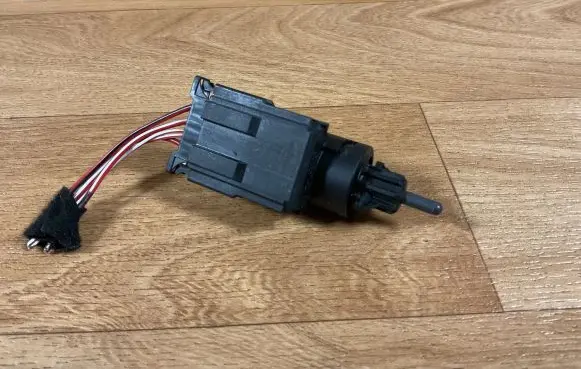 Audi A4 S4 B7 8E 8H Brake pedal sensor switch 3B0945511C 19322010 13018