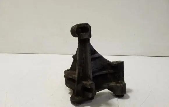 Volkswagen Golf III Engine mounting bracket