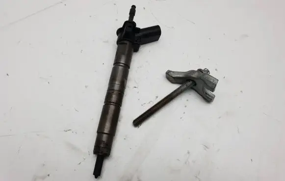 BMW 1 E82 E88 Fuel injector 7797877