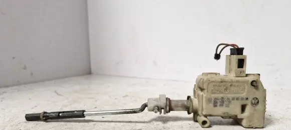 Skoda Octavia Mk1 (1U) Central locking motor 3B0959781B