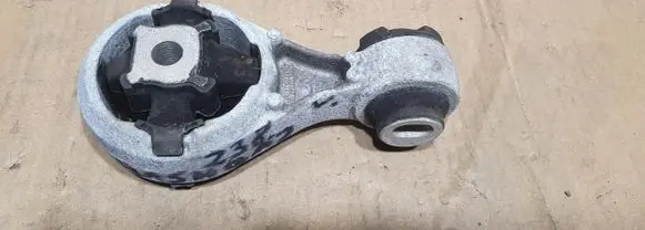 Engine mount vacuum valve