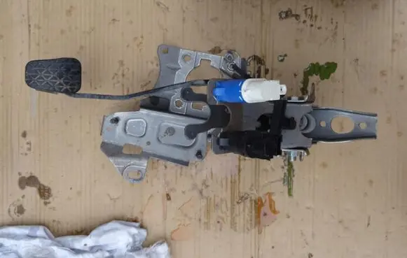 Ford Escort Brake pedal 16A43073