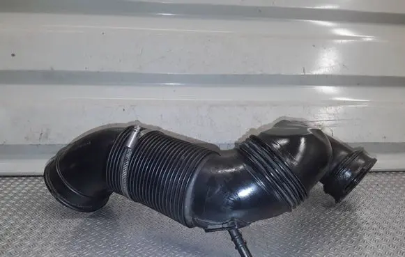 Opel Insignia A Turbo air intake inlet pipe/hose 55560898