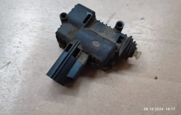 Fuel tank cap lock