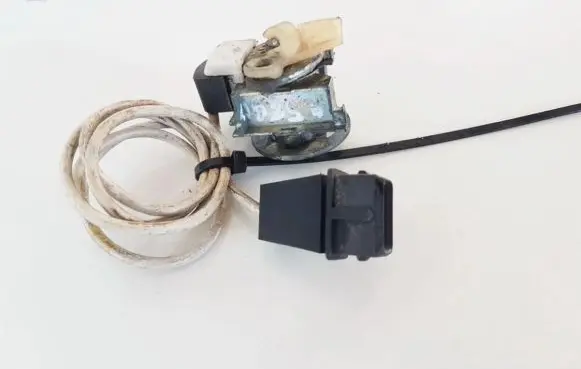 Opel Astra H Front door lock (next to the handle) 