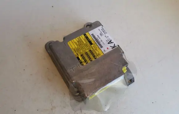 Toyota Avensis T270 Airbag control unit/module 8917005250