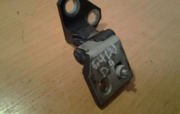 Volkswagen Golf V Rear door upper hinge 1K4833402G