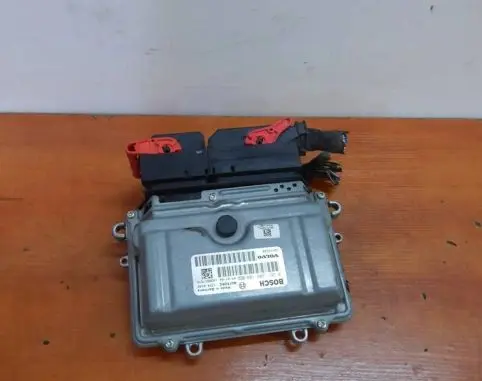 Volvo V50 Engine control unit/module 30743338 1039S17576 0261209108