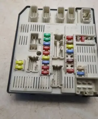 Renault Laguna III Fuse module 284B66052R 519287A30 2550004670
