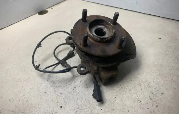Nissan Tiida C11 Front wheel hub