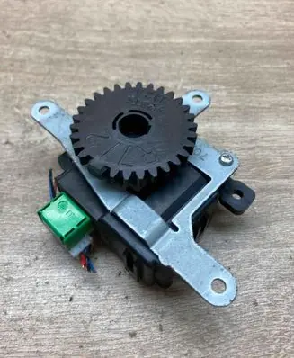 Toyota Auris 150 Air flap motor/actuator 0638000920 R712 712A