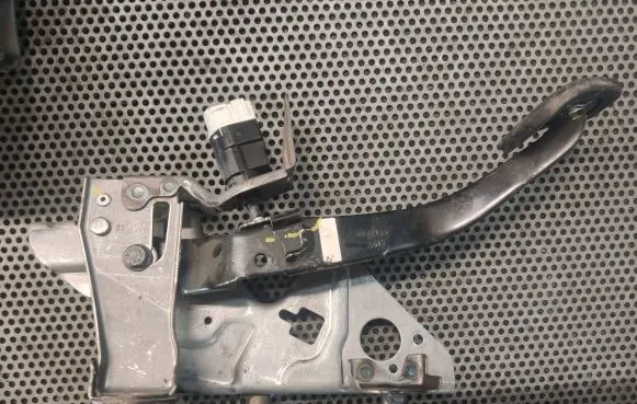 Renault Clio III Pedal assembly 0137144 2515