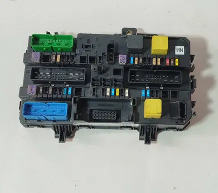 Opel Zafira B Fuse module 13220829