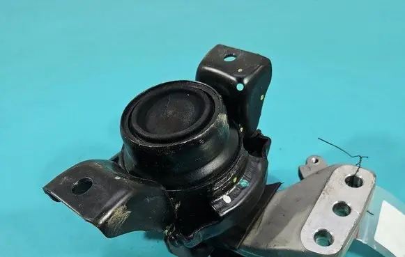 Engine mount vacuum valve