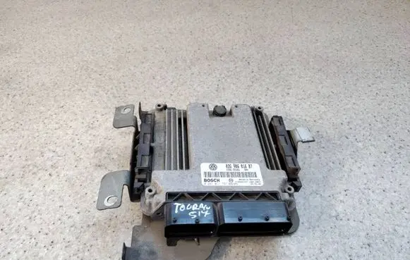 Volkswagen Touran I Engine control unit/module 03G906016BT 0281011761