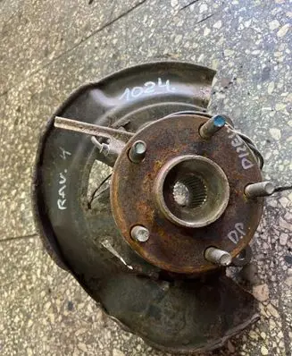 Toyota RAV 4 (XA30) Front wheel hub