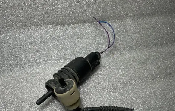 Volkswagen PASSAT B5.5 Windscreen/windshield washer pump 1J0973722