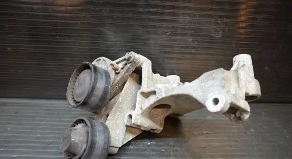 Nissan Qashqai Generator/alternator bracket 117102017R