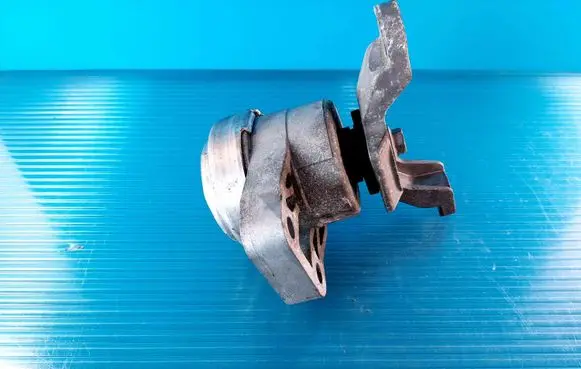 Ford Mondeo MK IV Engine mount bracket HL8022M05