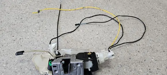 Mercedes-Benz SL R230 Front door lock A2307200535 2307200535 4100113403