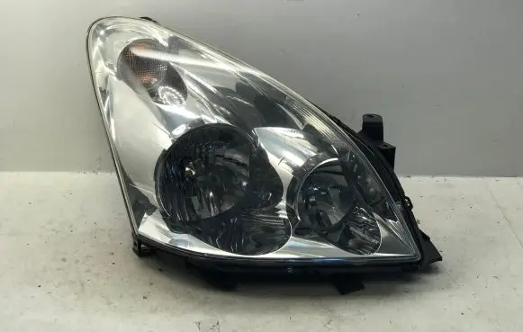 Toyota Corolla Verso AR10 Headlight/headlamp 811300F010