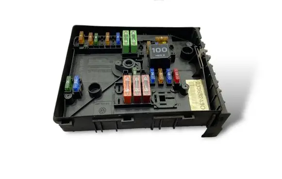 Volkswagen Golf V Fuse module 017181301 233632430