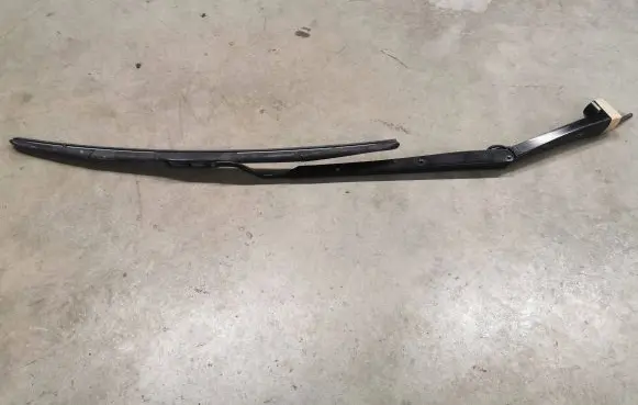 Chevrolet Corvette C7 Front wiper blade arm 8470
