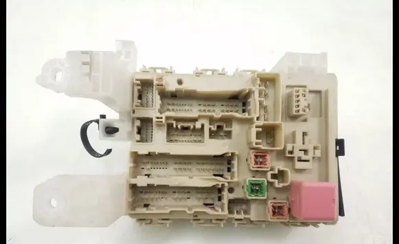 Toyota Avensis T270 Fuse module 8273005150