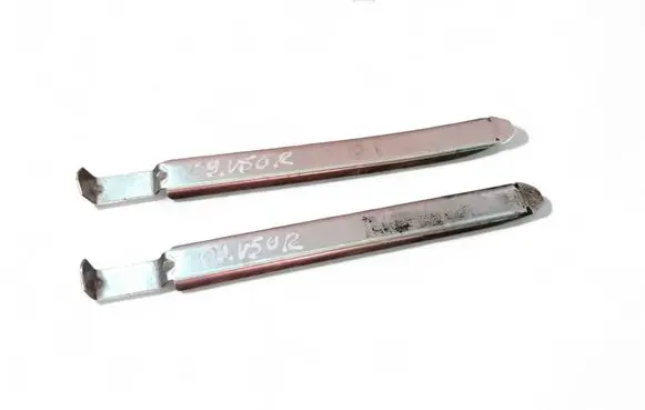 Headlight/headlamp mounting bracket