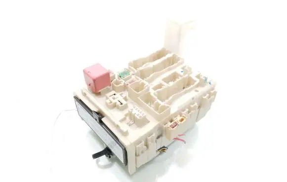 Toyota Avensis T270 Fuse module 82730-05150