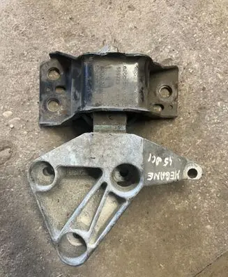 Renault Megane II Engine mount bracket 8200338372 8200338381