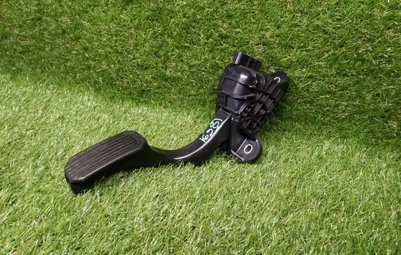 Toyota Prius (XW20) Accelerator throttle pedal 7812047050 1988003200