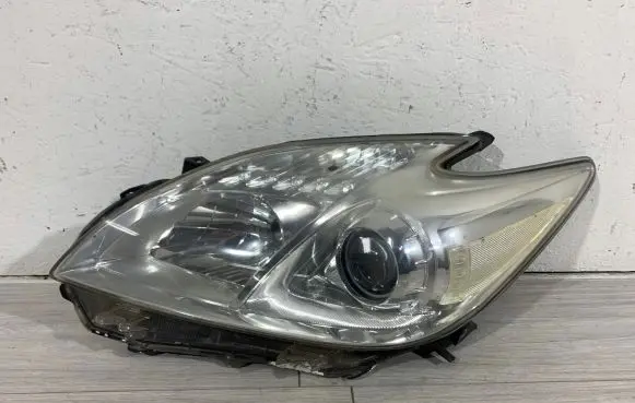 Toyota Prius (XW30) Headlight/headlamp
