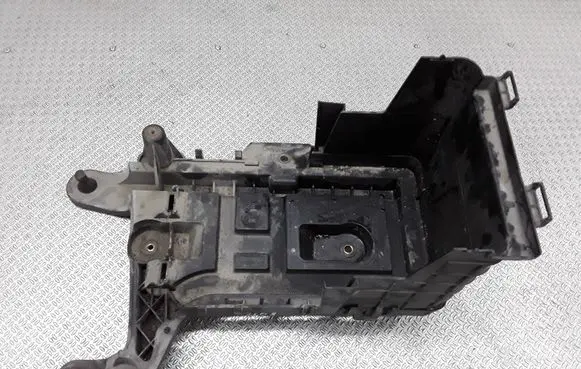 Volkswagen PASSAT B6 Battery tray 1K0915333