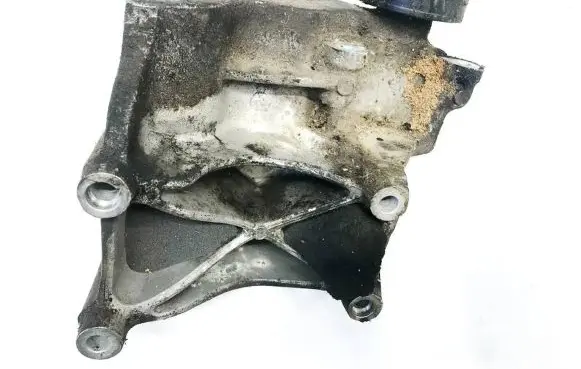 Engine mounting bracket