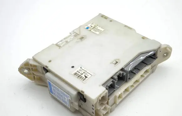 Lexus IS 220D-250-350 Fuse module 8273053050 9478 6H2K0986