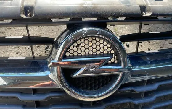 Opel Corsa E Front bumper upper radiator grill 475498858