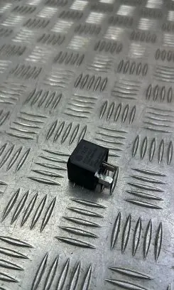 Volkswagen PASSAT B8 Other relay 4H0951253A