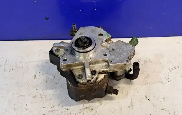Volvo V50 Mechanical fuel pump 0445010111 31303475