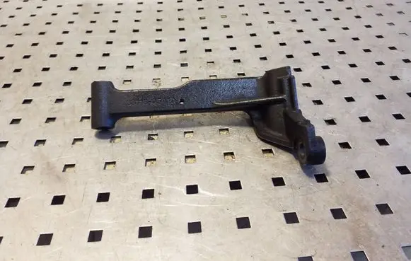 Toyota Corolla Verso E121 Engine mounting bracket 3311805010