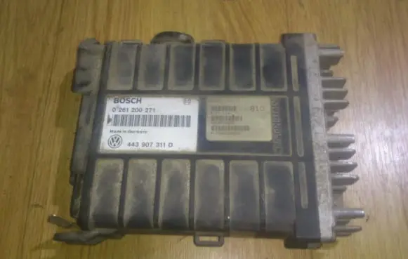 Volkswagen PASSAT B3 Engine control unit/module 0261200271 443907311d