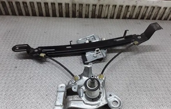 Rear door manual window regulator