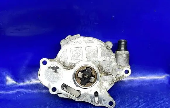 Volkswagen PASSAT CC Vacuum pump 03L145100F