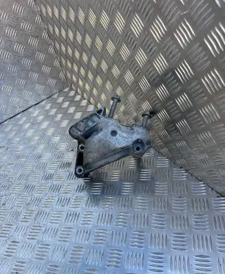 Engine mounting bracket