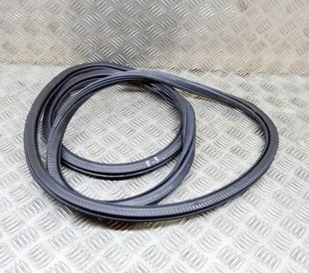 Porsche Macan (95B) Rubber seal front coupe door 95B831721B