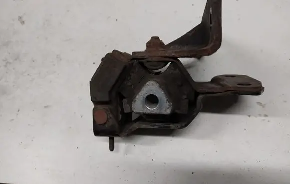 Mazda 6 Engine mount bracket