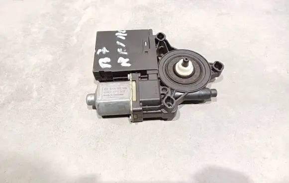 Volkswagen PASSAT B7 Front door window regulator motor 0130822451