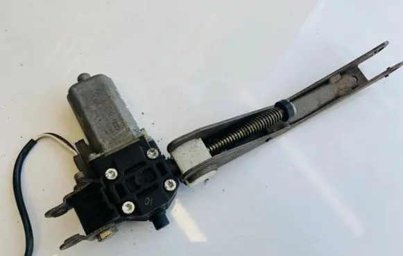 Nissan X-Trail T30 Seat adjustment motor 0390201941 6003348n