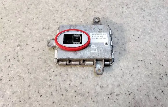 Mercedes-Benz SLK R172 Voltage converter inverter A1729015400